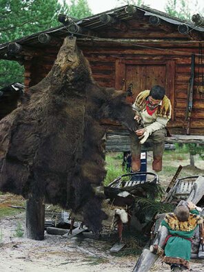 Качественно выделывать медвежью шкуру, особенно с лапами и головой, – целая наука. Раньше, когда медведя убивали в рамках ритуала, шкуру хранили в специальном священном месте. Сегодня она – расхожий товар «черного рынка»