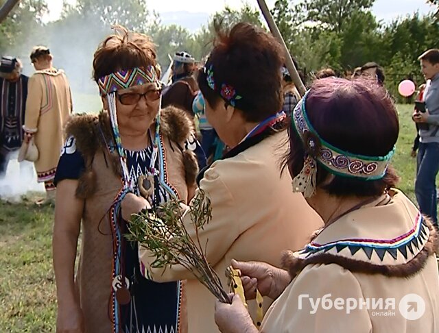 После трапезы эвенки приступили к очищению от злых духов. 