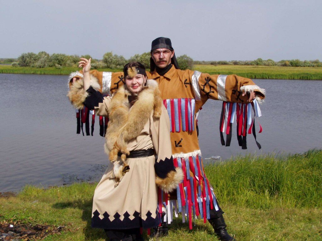 v_kostyumah